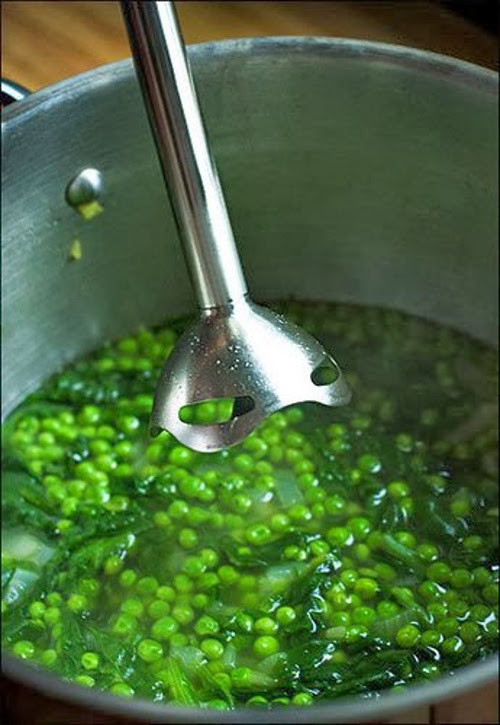 Súp rau chân vịt là món ăn bổ dưỡng, thích hợp cho bữa sáng hoặc làm món khai vị. Rau chân vịt, đậu Hà Lan rửa sạch và để ráo nước. Hành tây bóc vỏ rồi thái hạt lựu. Món súp này sẽ ngon hơn nếu được nấu từ dùng gà hoặc sườn non. Ảnh: monngonmoingay