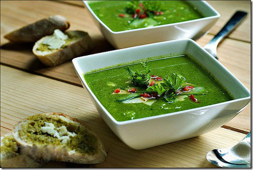 Sau khi đun sôi nước dùng, cho rau chân vịt và đậu Hà Lan vào. Thêm muối, gia vị, hạt nêm vừa ăn và ninh thật nhừ. Khi súp gần chín, bỏ hành tây và tỏi băm vào nồi. Cho chút bột năng vào nguấy đều để súp sánh. Tắt bếp, múc súp ra bát. Ảnh: vaobep