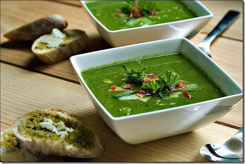 Sau khi đun sôi nước dùng, cho rau chân vịt và đậu Hà Lan vào. Thêm muối, gia vị, hạt nêm vừa ăn và ninh thật nhừ. Khi súp gần chín, bỏ hành tây và tỏi băm vào nồi. Cho chút bột năng vào nguấy đều để súp sánh. Tắt bếp, múc súp ra bát. Ảnh: vaobep