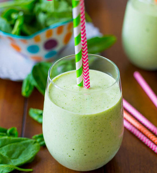 Rau chân vịt rửa sạch, cắt nhỏ. Chuối bỏ vỏ cắt khúc.Sau đó đem tất cả nguyên liệu trên cùng với đá bào vào máy xay sinh tố xay nhuyễn. Có thể cho thêm một vài loại hoa quả theo sở thích để sinh tố thêm hấp dẫn. Ảnh : bestslim