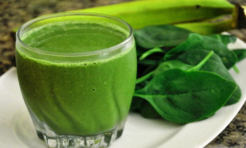 Sinh tố rau chân vịt. Uống một cốc sinh tố rau chân vịt vào trước bữa ăn sáng sẽ khiến bạn hạn chế được cơn đói vặt trong ngày. Nguyên liệu để làm món sinh tố này gồm có rau chân vịt, sữa không béo, sữa chua, chuối chín, dâu tây. Ảnh : skcd