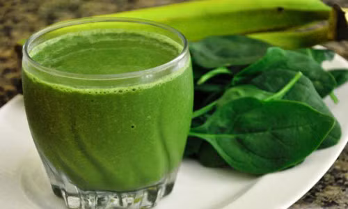 Sinh tố rau chân vịt. Uống một cốc sinh tố rau chân vịt vào trước bữa ăn sáng sẽ khiến bạn hạn chế được cơn đói vặt trong ngày. Nguyên liệu để làm món sinh tố này gồm có rau chân vịt, sữa không béo, sữa chua, chuối chín, dâu tây. Ảnh : skcd