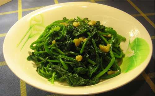 Chú ý đảo nhanh tay cho rau chín đều. Khi rau chín và ngấm đều gia vị thì tắt bếp. Rau chân vịt xào tỏi ngon khi rau chín tới, không quá nát, giữ được màu xanh thẫm và thơm mùi tỏi, dầu hào. Ảnh : wordpress