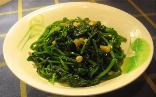 Chú ý đảo nhanh tay cho rau chín đều. Khi rau chín và ngấm đều gia vị thì tắt bếp. Rau chân vịt xào tỏi ngon khi rau chín tới, không quá nát, giữ được màu xanh thẫm và thơm mùi tỏi, dầu hào. Ảnh : wordpress