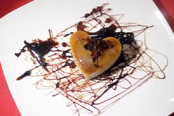 Bánh flan rau câu mềm mượt, có vị béo béo của nước cốt dừa, đăng đắng của cà phê và thơm dịu của lá dứa. Với món bánh nhiều lớp này, bạn đã có một món tráng miệng mát lịm dễ làm mà cực ấn tượng để trổ tài trong mùa hè năm nay rồi. (Ảnh:123amthuc.com)