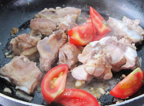 Canh sườn nấu dứa. Vị chua chua ngọt ngọt của món canh sườn nấu dứa tạo nên hương vị thơm ngon cho bữa ăn của cả gia đình. Sườn non sau khi làm sạch, chần nước sôi, cho vào đảo sơ với hành khô, cà chua. Tiếp đến cho nước vào nồi, hạ nhỏ lửa và hầm sườn. Ảnh: monngondelam