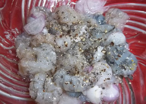 Canh tôm nấu dứa. Đây là món canh vừa dễ làm vừa dễ ăn với cơm. Để món canh được ngon, nên chọn tôm thật tươi. Sau khi bỏ đầu, chân, rút gân lưng, ướp tôm với muối. Dứa rửa sạch, bỏ lõi, cắt mỏng và ướp với một chút đường. Ảnh: vietq