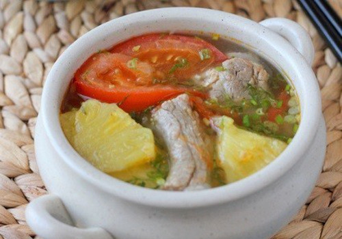 Dùng một chiếc nồi khác, phi thơm hành, rồi cho dứa và cà chua vào xào mềm. Chú ý nêm muối, hạt nêm, bột ngọt, tiêu và một ít đường. Khi sườn mềm, cho dứa vừa xào vào đun cùng. Nêm gia vị vừa ăn rồi tắt bếp. Có thể thêm hành, rau mùi và tiêu giúp món canh thêm hấp dẫn. Ảnh: phunuweb