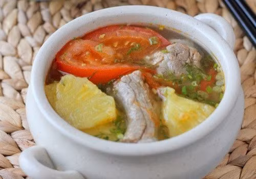 Dùng một chiếc nồi khác, phi thơm hành, rồi cho dứa và cà chua vào xào mềm. Chú ý nêm muối, hạt nêm, bột ngọt, tiêu và một ít đường. Khi sườn mềm, cho dứa vừa xào vào đun cùng. Nêm gia vị vừa ăn rồi tắt bếp. Có thể thêm hành, rau mùi và tiêu giúp món canh thêm hấp dẫn. Ảnh: phunuweb