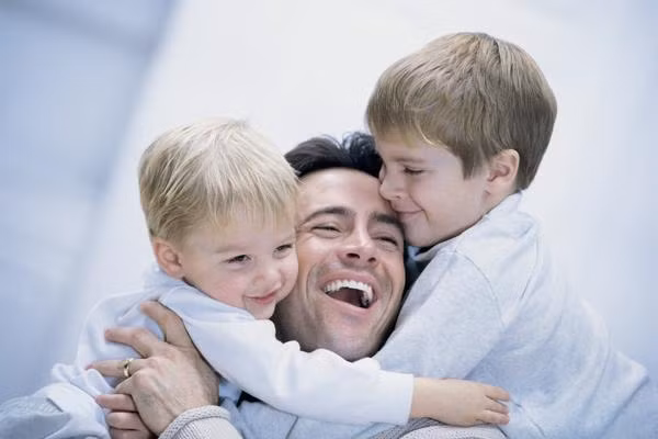 Chàng là người hào phóng. Một người cha tốt là một người hào phóng, biết chia sẻ, Tiến sĩ Greer lưu ý. Khi người đàn ông không có khái niệm chia sẻ với những người xung quanh mà chỉ quan tâm đến nhu cầu của bản thân, chắc hẳn sẽ rất khó khăn cho bạn nếu gia đình có thêm thành viên mới.