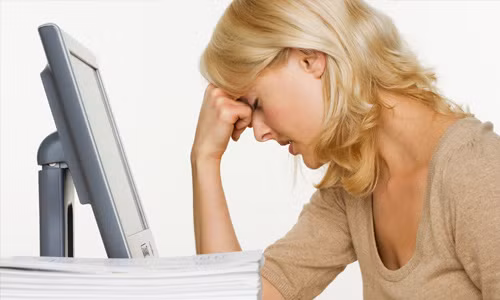 Tránh căng thẳng. Căng thẳng, áp lực công việc là nguyên nhân phổ biến dẫn đến chứng đau đầu và đau nửa đầu. Vì vậy cố gắng tìm mọi cách giải tỏa căng thẳng ngay khi có thể. Khi bắt đầu cảm thấy bị đau đầu, hãy dừng tất cả mọi việc để tìm chỗ thư giãn, hít thở không khí trong lành và vận động nhẹ nhàng để cơn đau dịu xuống.