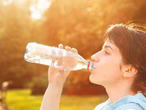 Uống nhiều nước. Mùa hè mồ hôi ra nhiều, khiến cơ thể mất nước, nếu không bổ sung kịp thời cũng có thể gây đau đầu. Do vậy, hãy uống nhiều nước ngay cả khi không cảm thấy khát. Bổ sung ngay nước muối sinh lý khi ra nhiều mồ hôi. Không nên sử dụng nhiều các loại nước ngọt có ga.