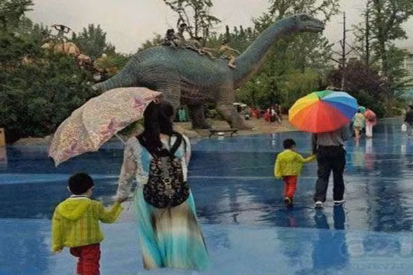 Thời trang của mẹ và cha khác hẳn nhau. Mẹ sẽ là tông xuyệt tông, còn cha thì thế nào cũng được.