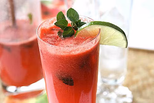 Sinh tố dưa hấu. Dưa hấu đỏ xay kết hợp sữa chua tạo thành món sinh tố mùa hè tuyệt ngon và tốt cho sức khỏe. Cho dưa hấu vào mày xay. Sau đó thêm sữa chua, đường và một ít nước vào. Ảnh: amthucgiadinh