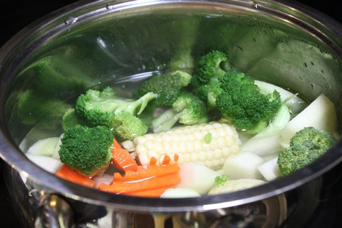 Canh đậu phụ. Món canh đơn giản chỉ gồm rau và đậu nhưng lại có tác dụng hữu hiệu trong việc giải nhiệt. Ngô non rửa sạch cắt miếng rồi cho vào nồi hầm trước. Cà rốt, củ cải trắng gọt vỏ cắt miếng vuông. Ảnh: megafun