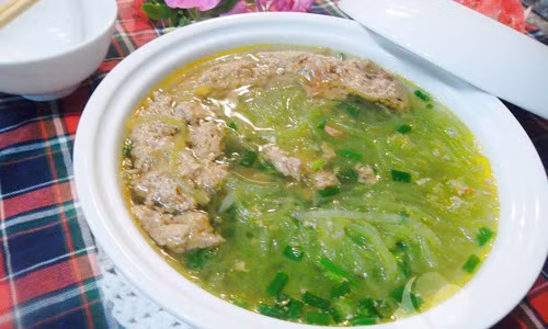 Phi thơm hành khô rồi cho gạch cua vào xào. Đổ phần gạch cua vào nồi nước cua đun nhỏ lửa. Chú ý cho một thìa bột canh vào nồi canh để cua đóng thành phần gạch. Khi nồi cua sôi cho bí đao vào, nêm gia vị vừa miệng. Bí chín, cho hành hoa vào rồi tắt bếp. Ảnh: khampha