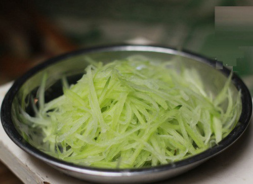 Canh cua bí đao. Món canh cua bí đao không chỉ ngon ngọt, đưa cơm mà còn có tác dụng thanh nhiệt rất tốt. Cua làm sạch, bóc bỏ mai, yếm, khều gạch. Phần thịt cua cho vào máy xay nhuyễn, lọc lấy nước cua. Bí đao gọt vỏ rửa sạch, nạo bào sợi mỏng. Ảnh: vipmart