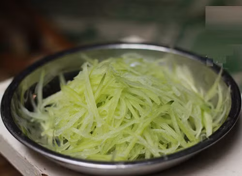 Canh cua bí đao. Món canh cua bí đao không chỉ ngon ngọt, đưa cơm mà còn có tác dụng thanh nhiệt rất tốt. Cua làm sạch, bóc bỏ mai, yếm, khều gạch. Phần thịt cua cho vào máy xay nhuyễn, lọc lấy nước cua. Bí đao gọt vỏ rửa sạch, nạo bào sợi mỏng. Ảnh: vipmart