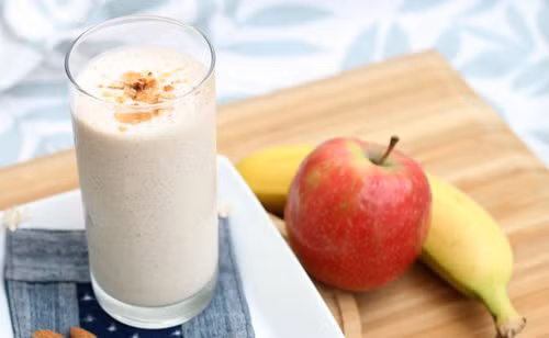  Sinh tố táo. Với những người cao huyết áp, sinh tố táo giúp loại trừ natri (chất ngăn cản sự lưu thông của máu) ra khỏi cơ thể. Để làm sinh tố này, táo gọt vỏ, bỏ lõi rồi cắt từng miếng nhỏ. Cho tất cả các nguyên liệu vào máy ép hoa quả hoặc máy xay sinh tố xay nhuyễn là được. Mỗi ngày một ly sinh tố táo sẽ rất tốt cho bệnh nhân cao huyết áp. Ảnh: amthucgiadinh