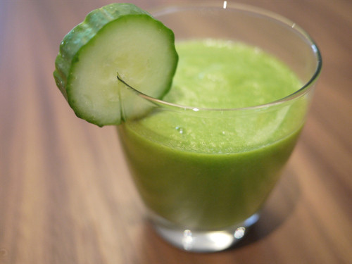 Sinh tố dưa leo. Sinh tố dưa leo rất mát, có tác dụng thanh nhiệt, tiêu sưng, tốt cho tiêu hóa. Do chứa ít chất béo nên dưa leo tốt với người cao huyết áp. Ảnh: thammyquoctebally