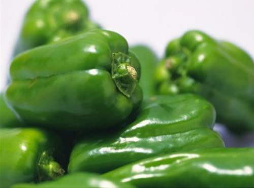 Ớt xanh Đà Lạt. Đây là loại trái cây có tác dụng phòng trị cao huyết áp khá tốt. Ớt xanh Đà Lạt chứa khá nhiều protid, đường, canxi, phospho, sắt, beta-caroten, vitamin B1, B2, PP, vitamin C. Các chất này có tác dụng kích thích tuyến dịch vị, gia tăng sự bài tiết, vì thế tăng cường tác dụng tiêu hóa. Ớt xanh rửa sạch rồi cho vào máy ép lấy nước uống. Ảnh: baoapbac