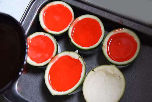 Thạch dưa hấu. Thạch dưa hấu là món ăn lý tưởng cho mùa hè nóng bức. Thạch dưa hấu nhìn giống y hệt miếng dưa hấu được cắt nhỏ, nhưng khi cắn vào sẽ cảm nhận được vị ngọt lịm, deo dẻo rất vui miệng. Cách làm rất đơn giản. Dưa hấu thái miếng, bỏ hạt rồi đem xay nhuyễn. Sau đó đem lọc qua rây lấy nước. Ảnh: nhatkybe