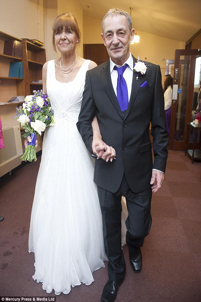 Ngày 28/3, với sự chứng kiến của 150 người, bà Barbara đã bước vào thánh đường để làm lễ cưới với ông Graham (61 tuổi). Đúng ngày này 34 năm trước, hai ông bà đã lồng nhẫn cưới vào tay nhau.