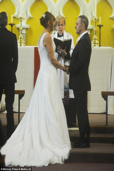 Thật bất ngờ, có hàng ngàn comment và share ủng hộ bà Barbara. Tấm lòng của Joanne đối với mẹ đã được đền đáp. Có những người cô chưa gặp bao giờ gặp mặt đã gửi tiền chi phí toàn bộ đám cưới. Thậm chí họ còn tài trợ thêm cả một tuần trăng mật cho bố mẹ cô.