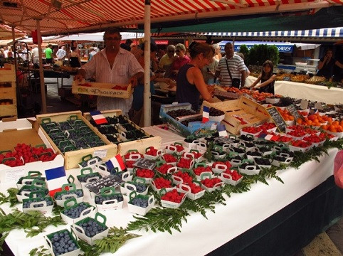 Bạn cũng không nên sa đà vào những quán ăn vỉa hè hay đường phố vì có thể nó chưa được kiểm định hoặc chất lượng không đảm bảo. Hãy tìm kiếm nơi ăn uống địa phương an toàn và đảm bảo trên internet.