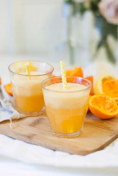 Nước ép quýt + chanh. 2 quả quýt và 1/3 quả chanh, bỏ vỏ, cho vào máy ép lấy nước là bạn đã có ngay một thức uống giàu vitamin C, acid nitric, giúp hạn chế tối đa cảm giác buồn nôn ở các bà bầu ốm nghén.