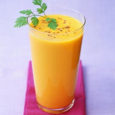 Nước ép cà rốt + sữa. Cà rốt gọt, ép lấy nước, hòa cùng sữa tươi là thức uống chứa nhiều lycopene, chất khoáng, vitamin B1, B2. Các vitamin này bổ sung thể lực cho thai phụ, cung cấp các dinh dưỡng cần thiết cho thai nhi.