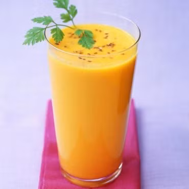 Nước ép cà rốt + sữa. Cà rốt gọt, ép lấy nước, hòa cùng sữa tươi là thức uống chứa nhiều lycopene, chất khoáng, vitamin B1, B2. Các vitamin này bổ sung thể lực cho thai phụ, cung cấp các dinh dưỡng cần thiết cho thai nhi.