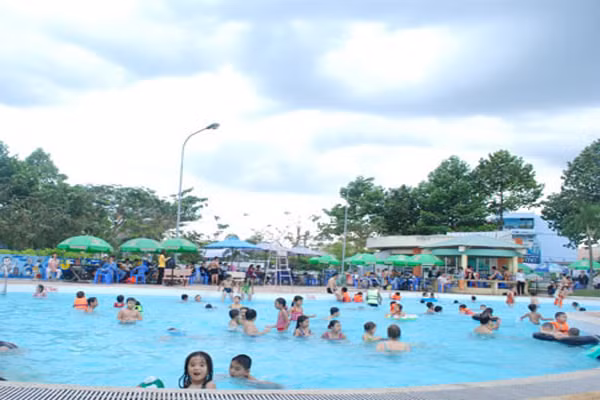 Luôn có tình trạng người đi bơi, đi tắm khạc nhổ, tiểu tiện ra bể, và tình trạng này càng tăng ở những bể bơi quá tải, từ đó phát tán các mầm bệnh truyền nhiễm, không chỉ ngoài da. Nhưng ngay cả nếu không ai khạc nhổ hay tiểu tiện, nguy cơ bạn lây bệnh đường sinh dục từ hồ bơi vẫn hiện diện, nếu có người mắc bệnh này đến tắm. Không chỉ ngứa ngáy khó chịu, loại bệnh này còn có thể làm hỏng cơ quan sinh sản.