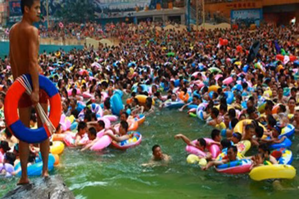 Đó là chưa kể nguy cơ nổi mẩn ngứa, viêm da dị ứng do hóa chất khử khuẩn hay làm sạch nước hồ bơi vốn được cho vào nước với nồng độ cao khi đông người.