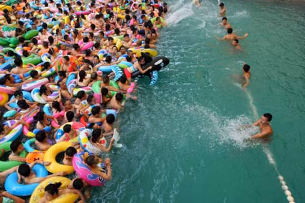 Người đi bơi dễ uống phải nước bể và mắc bệnh đường tiêu hóa khi bể quá đông người. Khuẩn Ecoli truyền nhiễm rất nhanh, gây ra các triệu chứng như tiêu chảy, đau bụng, sốt nhẹ. Ở một số người, đặc biệt là trẻ em dưới 5 tuổi và người già, khuẩn E.coli có thể gây biến chứng nghiêm trọng như hội chứng tan máu, suy thận cấp, gây sung huyết, hủy hoại niêm mạc ruột.