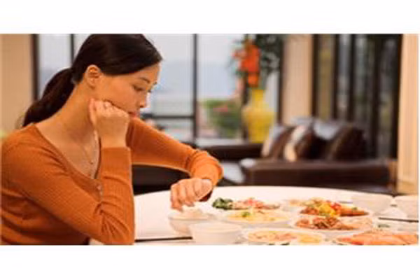 Ngược lại, bữa tối muộn sẽ gần với giờ ngủ và quá trình trao đổi chất bị chậm lại. Lúc này, thực phẩm bạn vừa tiêu thụ được chuyển hóa và tiêu hóa thật gấp gáp. Điều này góp phần gây bệnh béo phì. Những người đang cố gắng giảm cân nên ăn ít nhất 2 giờ trước khi ngủ. Nếu như bạn vẫn muốn ăn trước khi đi ngủ, hãy lựa chọn trái cây, rau hoặc các sản phẩm ít béo và calo.