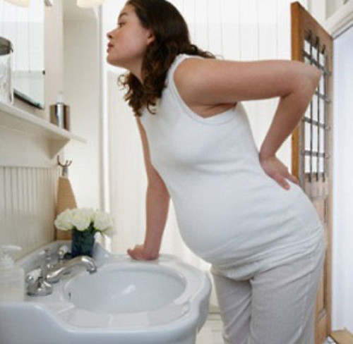 Ngăn ngừa táo bón. Không chỉ giúp trị tiêu chảy, ổi còn góp phần ngăn ngừa táo bón. Lý do là bởi ổi chứa rất nhiều chất xơ. Một quả ổi có thể cung cấp đến khoảng 36% lượng chất xơ cần thiết cho cơ thể mỗi ngày.