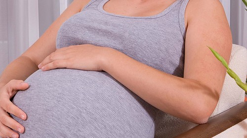 Giảm nguy cơ ung thư. Phụ nữ mang thai có nguy cơ mắc ung thư vú nhiều hơn. Các loại trái cây giàu chất chống oxy hóa như ổi giúp ngăn ngừa nguy cơ ung thư ở thai phụ. Ngoài ra, lycopene và vitamin C trong ổi có tác dụng loại bỏ độc tố gây ung thư ra khỏi cơ thể.