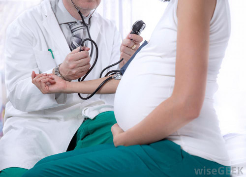 Ổn định huyết áp. Khi mang thai, việc duy trì huyết áp ổn định giúp tránh nguy cơ sảy thai hoặc sinh non. Ổi có tác dụng làm giảm cholesterol trong máu, giúp kiểm soát huyết áp rất tốt cho bà bầu.