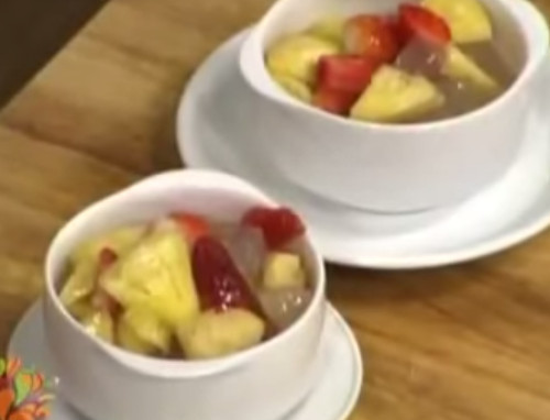 Cho đường phèn vào nồi nước lọc đun sôi cho tan hết. Nha đam mềm thì vớt ra, thái hạt lựu. Cho nha đam, dứa, dâu tây vào bát rồi chan nước đường phèn vào và thưởng thức. Ảnh: youtube