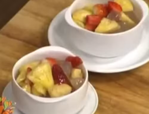 Cho đường phèn vào nồi nước lọc đun sôi cho tan hết. Nha đam mềm thì vớt ra, thái hạt lựu. Cho nha đam, dứa, dâu tây vào bát rồi chan nước đường phèn vào và thưởng thức. Ảnh: youtube