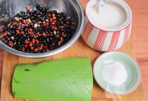 Nha đam gọt bỏ phần vỏ xanh, thái miếng nhỏ. Rửa sạch nhớt nha đam rồi ngâm vào bát nước muối loãng. Sau đó vảy nha đam ráo rồi ướp với đường. Hòa bột thạch với đường và nước rồi ho nồi thạch lên bếp đun sôi trong khoảng 3-4 phút. Ảnh: vaobepnauan