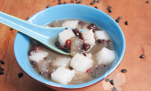 Cho vào nồi thạch một ít nước cốt dừa, quấy đều rồi tắt bếp. Để thạch nguội hẳn thì dùng dao cắt miếng nhỏ. Đậu sau khi xào cùng đường cho thấm thì đổ ngược trở lại nồi nước ninh đậu. Thêm nha đam vào, đun sôi trở lại rồi tắt bếp, để cho đậu thật nguội. Khi ăn thêm vào nồi chè chút dầu chuối cho thơm. Múc chè đậu đen nha đam vào bát, thêm thạch và đá bào. Ảnh: khampha