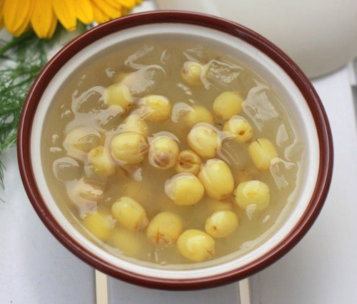 Chè nha đam hạt sen không chỉ đơn giản, có tác dụng giải nhiệt, làm đẹp da mà còn giúp giấc ngủ ngon hơn. Hạt sen rửa sạch, bỏ tâm sen. Nha đam gọt bỏ vỏ xanh, thái hạt lựu. Sau đó đem nha đam đi rửa sạch với ít muối rồi vớt ra để ráo. Ảnh: wordpress