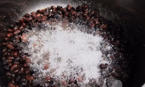  Chè đậu đen nha đam. Đây là món ăn mát, bổ dưỡng trong những ngày hè. Đậu đen và đậu đỏ đem ngâm nước khoảng 4-5 tiếng cho nở mềm. Sau cho vào nồi, đổ ngập nước và ninh chín mềm. Vớt lấy phần đậu rồi đem xào cùng đường cho thấm. Ảnh: 123amthuc