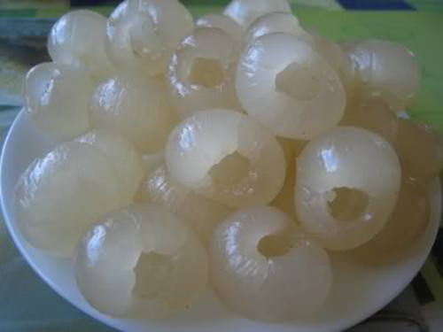 Chè nha đam long nhãn có vị ngọt dịu, thanh mát rất thích hợp với những ngày nắng nóng. Cắt bỏ vỏ của nha đam, cắt thành từng miếng nhỏ vừa ăn rồi ngâm vào nước cùng với 1 lát chanh khoảng 10phút. Long nhãn ngâm nước lạnh 10 phút. Ảnh: khayinox