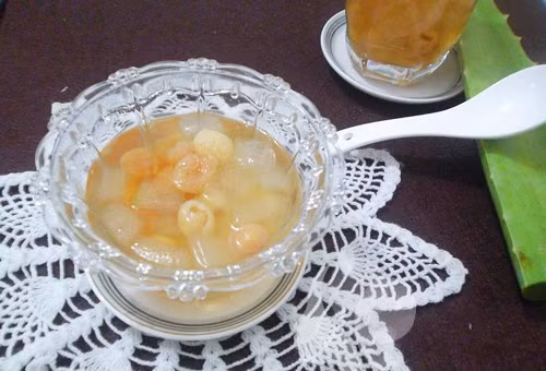 Nha đam rửa sạch, để ráo thì cho vào đun sôi với đường phèn. Khi đường phèn tan hết thì cho long nhãn vào. Đun thêm 1 phút thì tắt bếp. Chè nguội thì múc ra bát và thưởng thức. Ảnh: eva