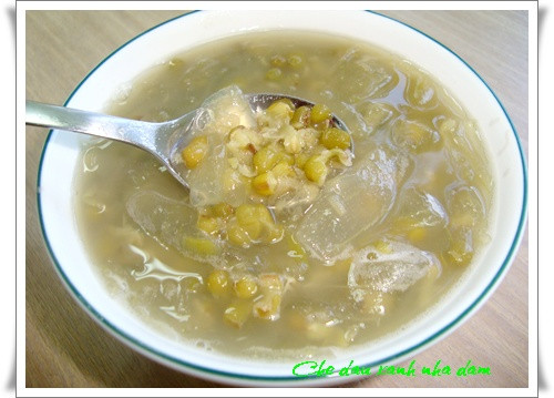 Chè nha đam đậu xanh. Món chè này không những ngon mát mà còn mang lại làn da đẹp cho chị em. Nha đam bỏ phần vỏ xanh, lấy phần thịt trắng bên trong, cắt hạt lựu. Sau đó ngâm nha đam vào bát nước chanh, đường trong 30 phút. Bóp hết nhớt và rửa lại với nước sạch. Đỗ xanh xát vỏ ngâm trong nước lạnh khoảng 2 giờ rồi vo sạch. Ảnh: comtrua8map