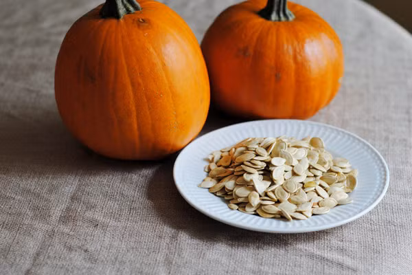 Hạt bí ngô. Cung cấp nguồn tuyệt vời của protein, chất xơ, mangan, magie tăng trưởng sự phân chia các tế bào, tăng khả năng miễn dịch cũng như giấc ngủ, tâm trạng, sức khỏe mắt và da. Hơn nữa, loại hạt này có chứa chất mannitol, có tác dụng thông đại tiện, có thể làm giảm các độc tố có hại cho sức khỏe có trong đường ruột, giúp ngăn chặn ung thư ruột già.