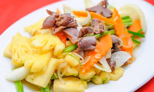 Ngoài ra, những người có tiền sử viêm mũi họng, viêm thanh quản, hen phế quản không nên ăn nhiều để tránh nguy cơ bệnh tái phát và nặng hơn. Đối với người có cơ địa mẫn cảm, hay bị dị ứng và trẻ em nên ăn dứa đã xào, nấu. Vì khi xào nấu dưới tác động của nhiệt khả năng gây dị ứng của dứa không còn nữa. Ảnh: vitomsau